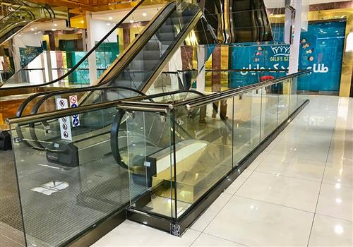 نرده-شیشه-ای-اکسپوز-با-هندریل-آلومینیومی-مجتمع-تجاری